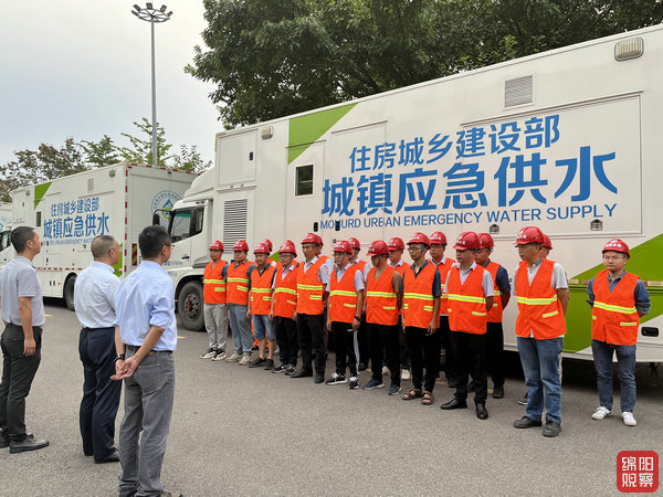 龙8中国官网唯一入口紧急救援供水车保障泸定群众用水安全